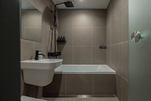 Shower, free toiletries, hair dryer, bathrobes - Anook Hotel Suwon Ingye 2 (Suwon)
