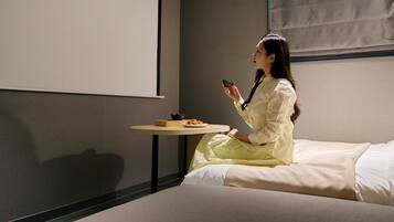 Movie Room | Duntäcken, skrivbord, arbetsyta för laptop och gratis wi-fi