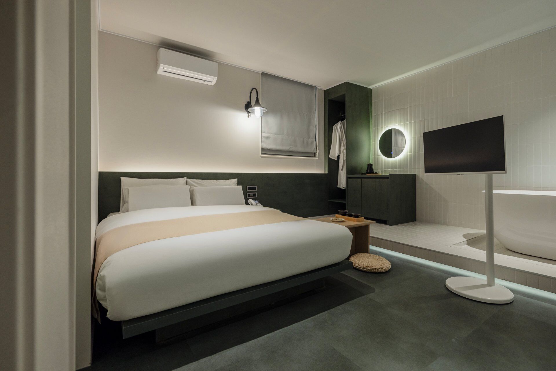 SPA Room | Down duvets, desk, laptop workspace, free WiFi