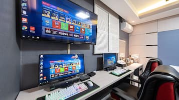 Camera Standard | Copriletto in piuma, una scrivania, postazione laptop, Wi-Fi gratuito