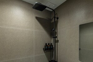 Habitación Business | Baño | Ducha, artículos de higiene personal gratuitos y secador de pelo