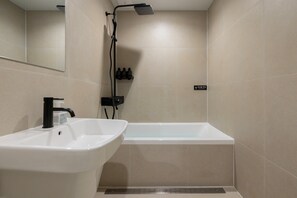 Nintendo Gaming Room | Baño | Ducha, artículos de higiene personal gratuitos y secador de pelo