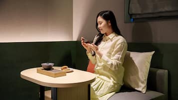 Cubrecamas, escritorio, espacio para trabajar con laptop y wifi gratis