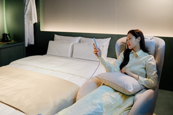 Massage Chair Room | Edredones de plumas, escritorio, espacio para trabajar con un portátil