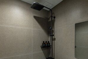 Movie Room | Baño | Ducha, artículos de higiene personal gratuitos y secador de pelo