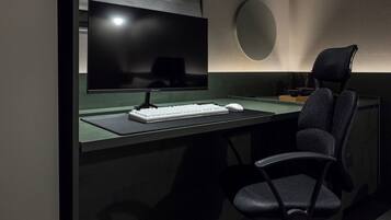 Business Room | Down comforters, desk, laptop workspace, free WiFi