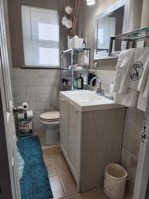 Secadora de cabello, toallas, jabón, papel de baño 