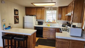 Electric kettle, blender, cookware/dishes/utensils, spices - Romantic Lake View Retreat (Crestline)