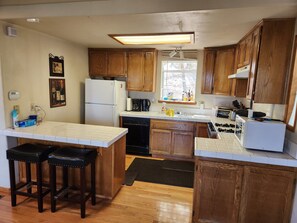 Elkedel, blender, køkkentøj/tallerkener/redskaber, krydderier