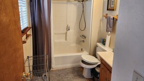 Hair dryer, towels, soap, shampoo - Romantic Lake View Retreat (Crestline)
