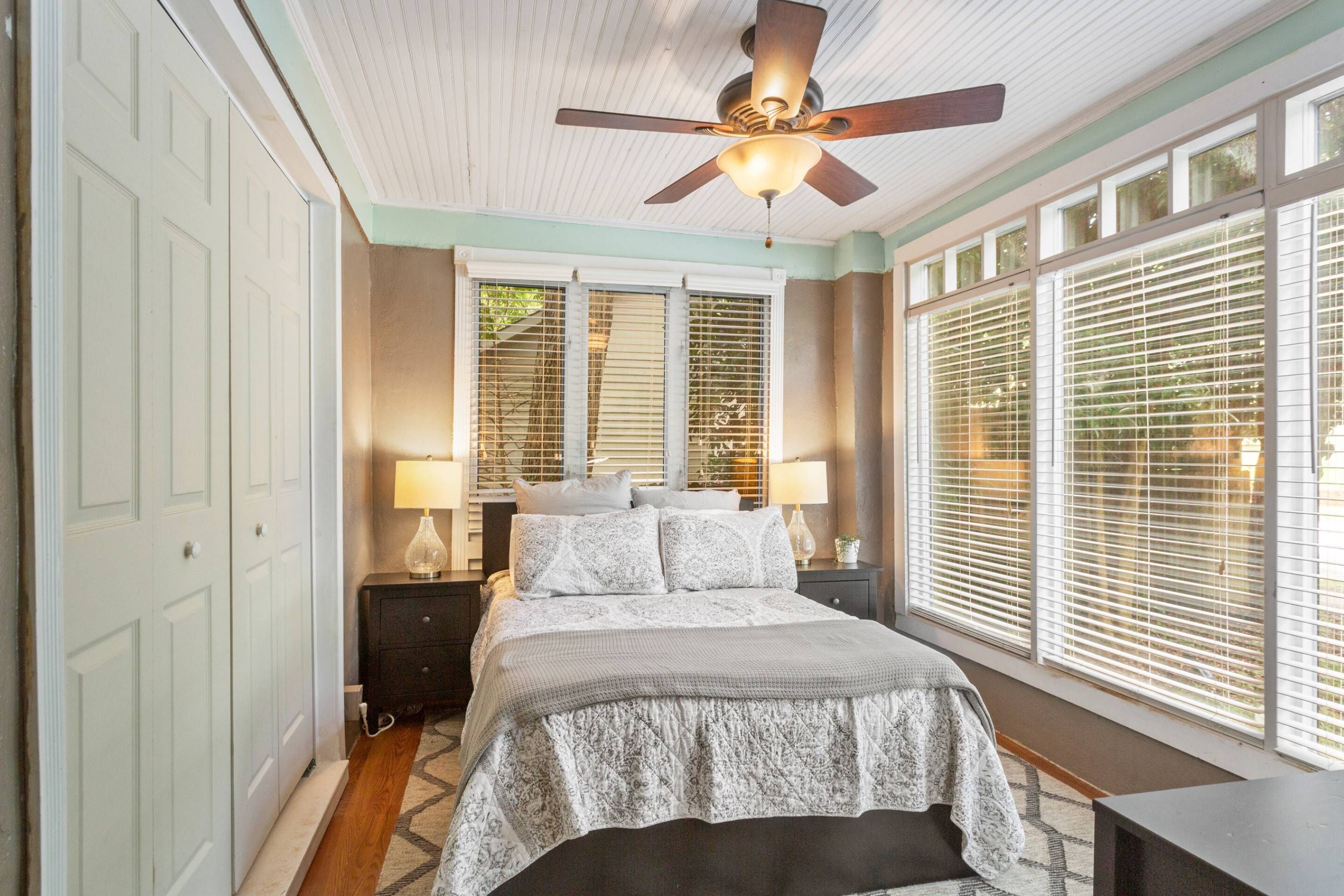 Visit Atlanta Zoo in Historic Grant Park walkable to the Belt-line with Food,Drinks & entertainment