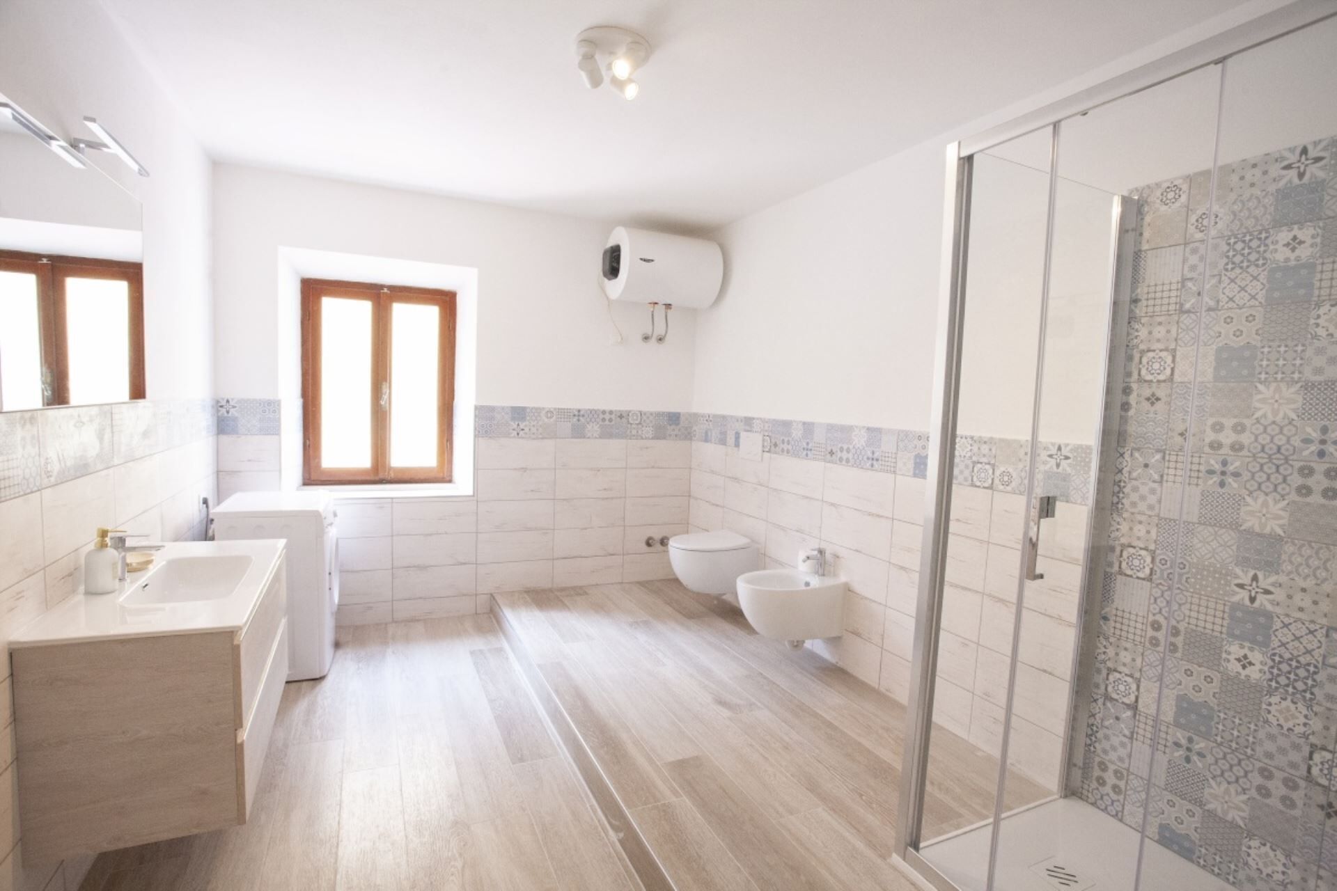 Een douche, een haardroger, handdoeken