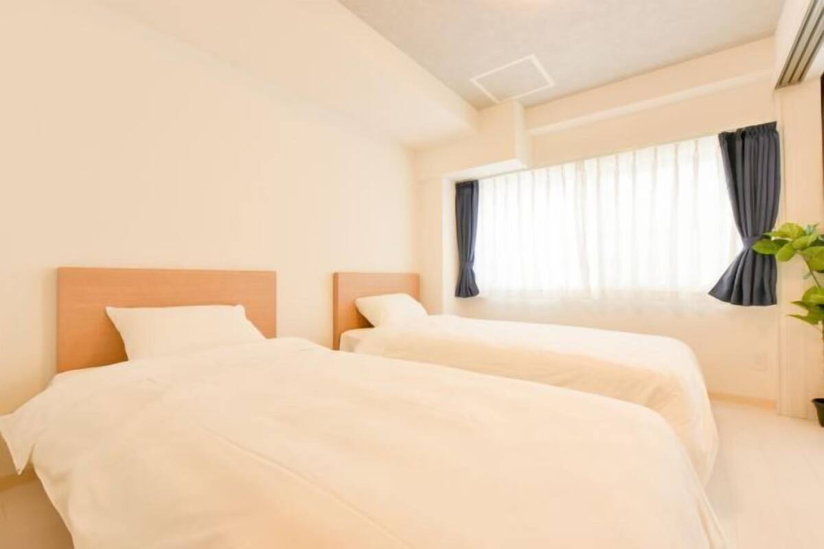 2 bedrooms, premium bedding, iron/ironing board, free WiFi