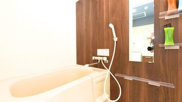 Căn hộ Deluxe | Phòng tắm | Vòi sen/bồn tắm kết hợp, máy sấy tóc, dép đi trong nhà, khăn tắm