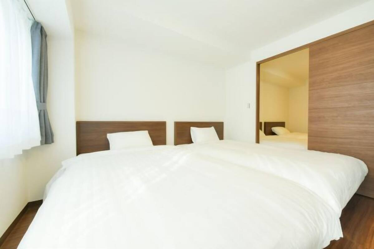2 bedrooms, premium bedding, iron/ironing board, free WiFi
