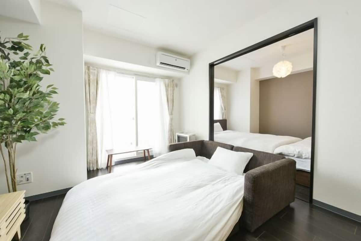 Tabla de planchar con plancha, wifi gratis y ropa de cama 