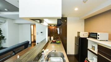 Appartement Deluxe | Cuisine privée | Réfrigérateur, micro-ondes, plaque de cuisson, grille-pain