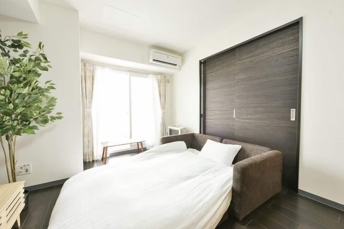 Tabla de planchar con plancha, wifi gratis y ropa de cama 