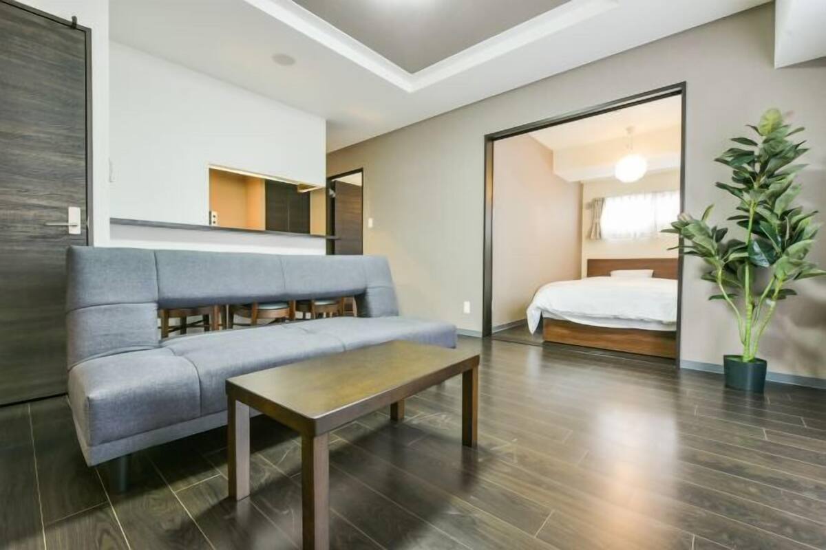 Tabla de planchar con plancha, wifi gratis y ropa de cama 