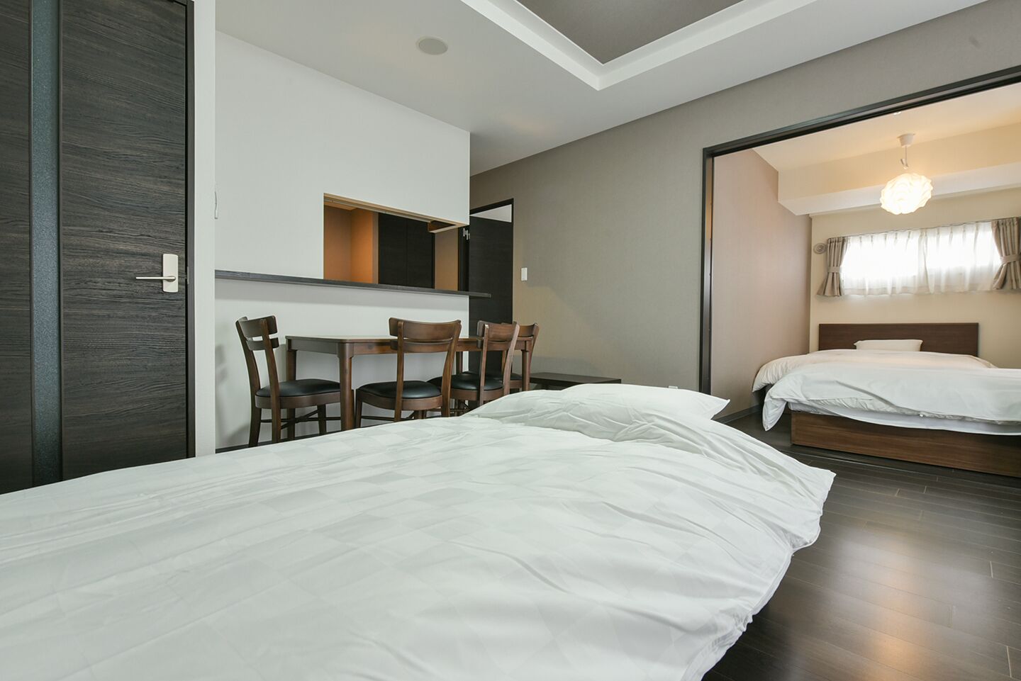 Une chambre d’hôtel avec un lit, un bureau et une chaise.