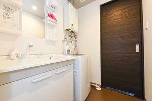 Suite | Baño | Tina con regadera, secadora de cabello, pantuflas, bidet 