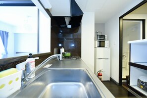 Suite junior | Cocina privada | Refrigerador, microondas, parrilla de estufa y tostadora 