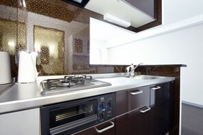 Family Room | Private kitchen | Fridge, microwave, stovetop, toaster - Sun Court Maruyama Garden Hills (Sapporo)