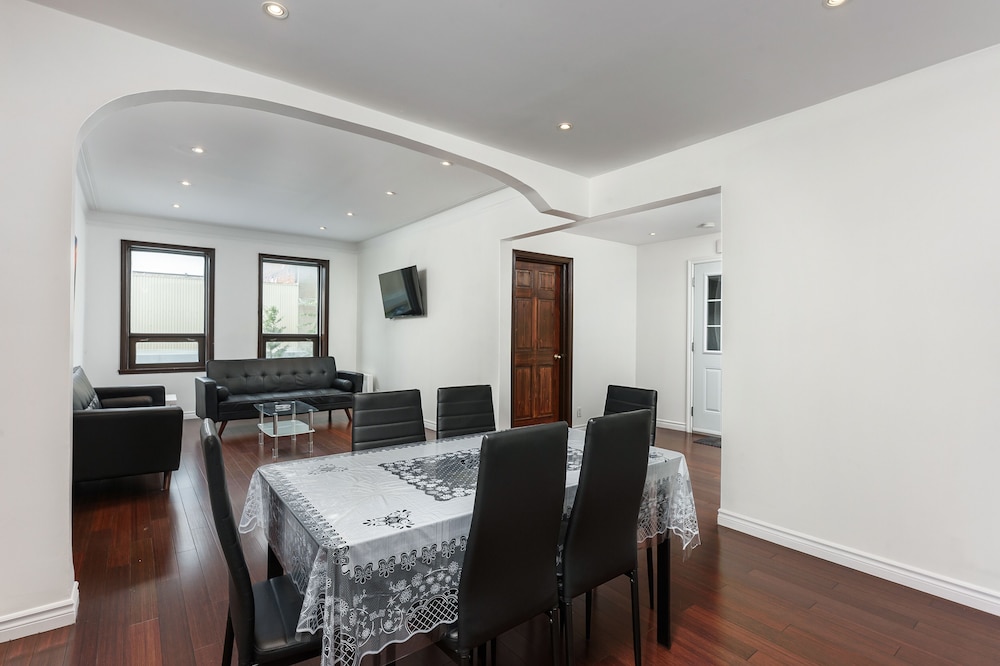 Spacious Loft with Parking ($12/day)