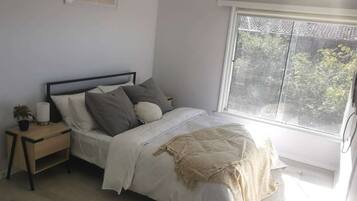 5 bedrooms, desk, iron/ironing board, WiFi