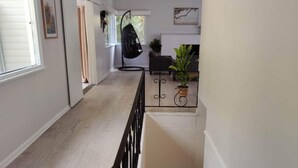 Eine Holztreppe führt zu einer Zwischenebene.