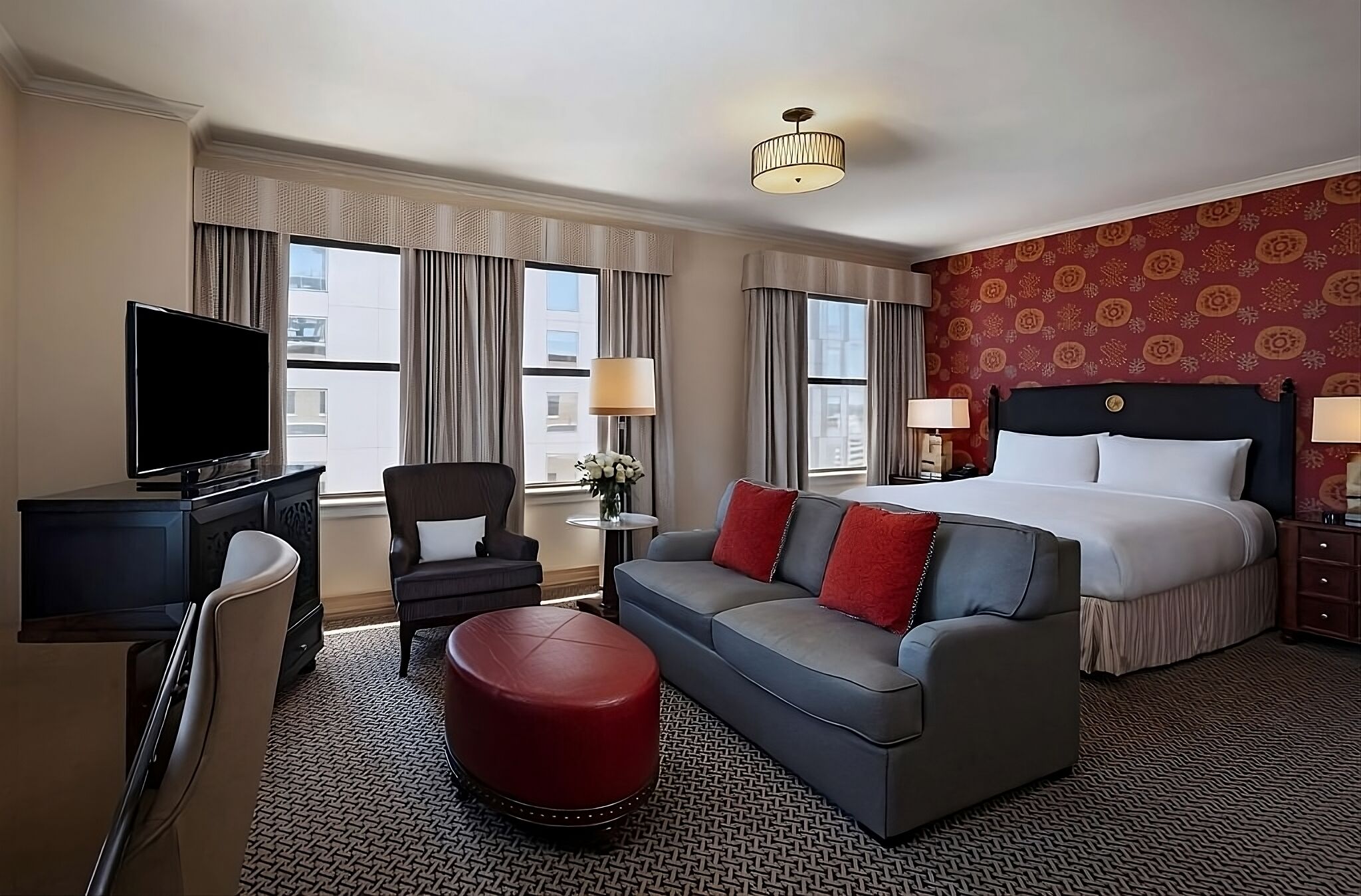 See Iconic Attractions! Elegant Suites Near Theatre and Park! Pets Allowed Here!