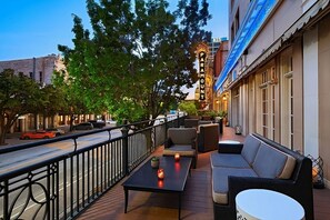 Property grounds - Discover Austin's History! Enjoy Pet-Friendly Stay! Swimming Pool Available! (Austin)