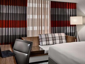 1 bedroom, desk, iron/ironing board, free WiFi - Downtown Hotel Near Fairmount Park! Pet-Friendly Unit, Outdoor Pool! (Philadelphia)