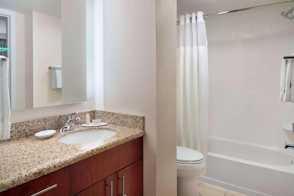 Alpharetta Walk of Memories! Spacious Suite with Free Breakfast! Pet-Friendly!