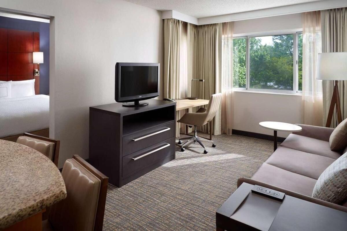 Alpharetta Walk of Memories! Spacious Suite with Free Breakfast! Pet-Friendly!