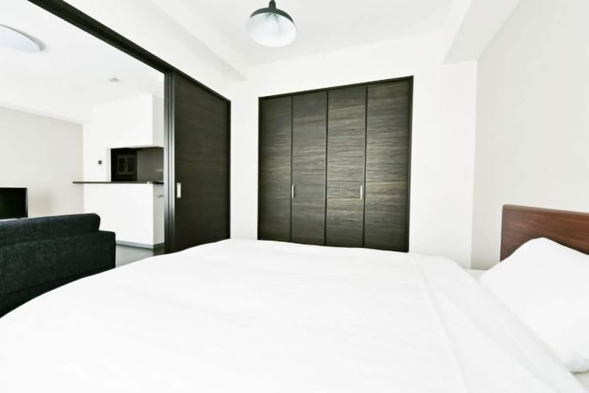 2 quartos, individualmente decorados, individualmente mobiliados
