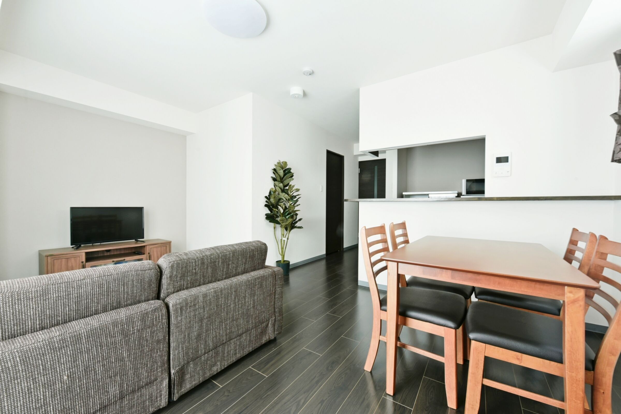 Deluxe Suite | Living area | LCD TV