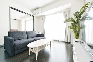 Habitación Deluxe | Zona de estar | Una televisión LCD