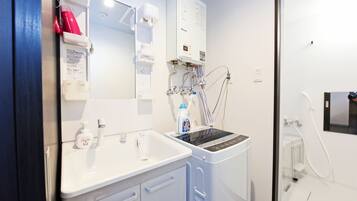 Standaard kamer | Badkamer | Een aparte badkuip en douche, een haardroger, pantoffels, een bidet