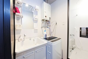 Habitación estándar | Baño | Bañera y ducha independientes, secador de pelo, zapatillas y bidé
