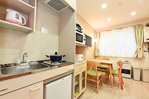 Frigobar, microondas, placa de cocina, tetera/pava eléctrica