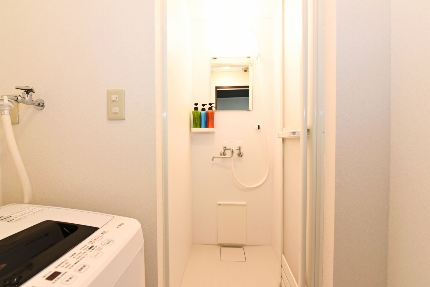 Ducha, secador de pelo, pantuflas, bidet