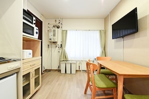 Tabla de planchar con plancha, wifi gratis y ropa de cama 