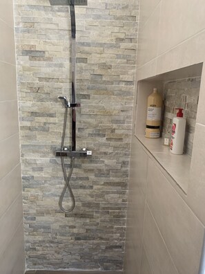 Shower, towels - Villa with private pool, close to all amenities and beaches (Puget-sur-Argens)