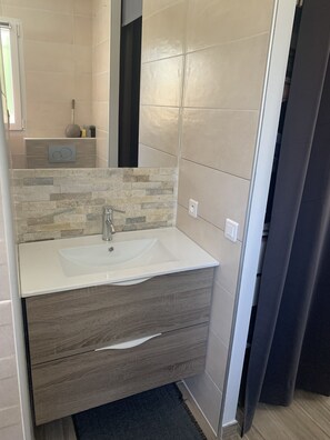 Shower, towels - Villa with private pool, close to all amenities and beaches (Puget-sur-Argens)