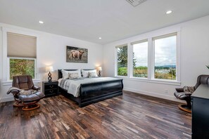 2 bedrooms, iron/ironing board, WiFi