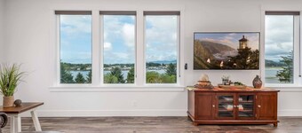 New Listing! Beautiful upscale bay view home, gas grill, game room, pet friendly