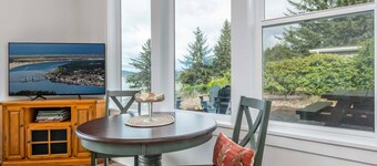 New Listing! Beautiful upscale bay view home, gas grill, game room, pet friendly