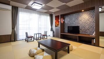 Uma sala de estar moderna com piso de tatame, uma mesa de centro de madeira e uma televisão de tela plana.
