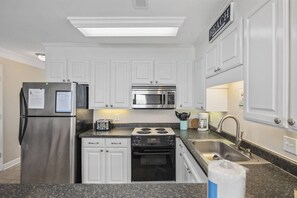 Refrigerador, microondas, lavavajillas y cafetera y tetera